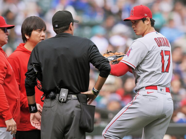 ピッチクロック違反を受け、ベンチに戻る際に審判に説明を求める投手・大谷（3枚目/全3枚）©︎JIJI PRESS