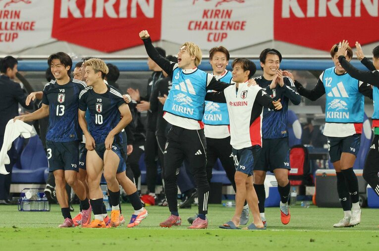 試合終了直後、喜ぶ堂安と久保ら日本の選手たち　©JIJI PRESS