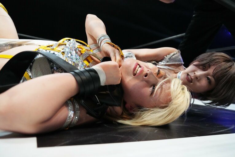 革紐で首を絞める安納。ヒールとしての経験がここで活きた　©Essei Hara