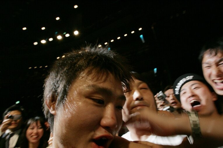 試合後、ファンから熱烈に祝福される五味