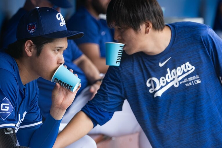 水原一平通訳が同じカップをくわえるシンクロシーンも　©Nanae Suzuki