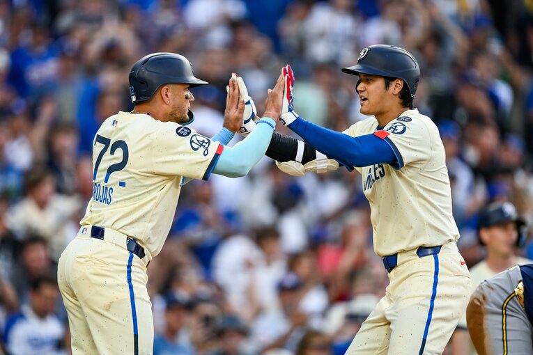 【テレビに映らないドジャース名場面】大谷とロハスのデコピンポーズは今やおなじみ（写真は右に続きます） ©Nanae Suzuki