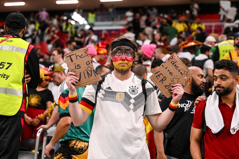 日本に希望が打ち破られたサポーター　©Getty Images