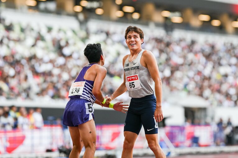 レース後には優勝した落合と健闘をたたえ合う一幕も　©Yuki Suenaga
