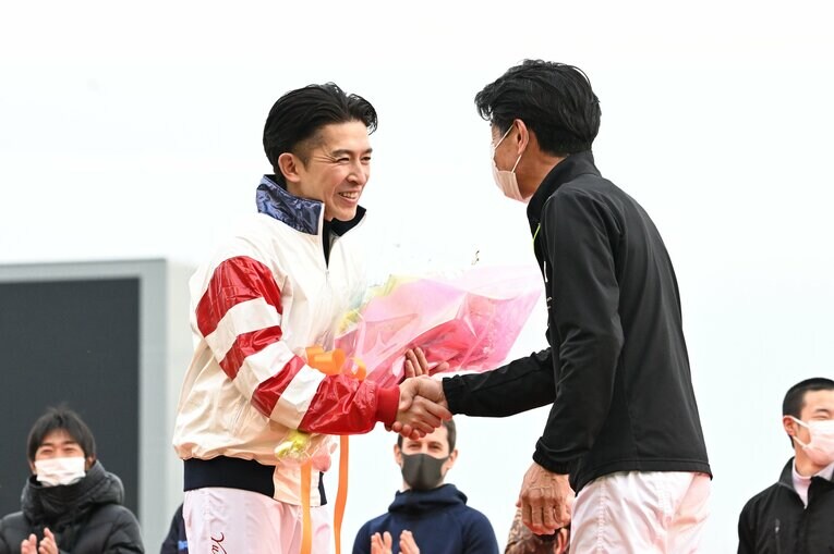 柴田善臣に花束を贈呈され、握手をかわす　©Keiji Ishikawa