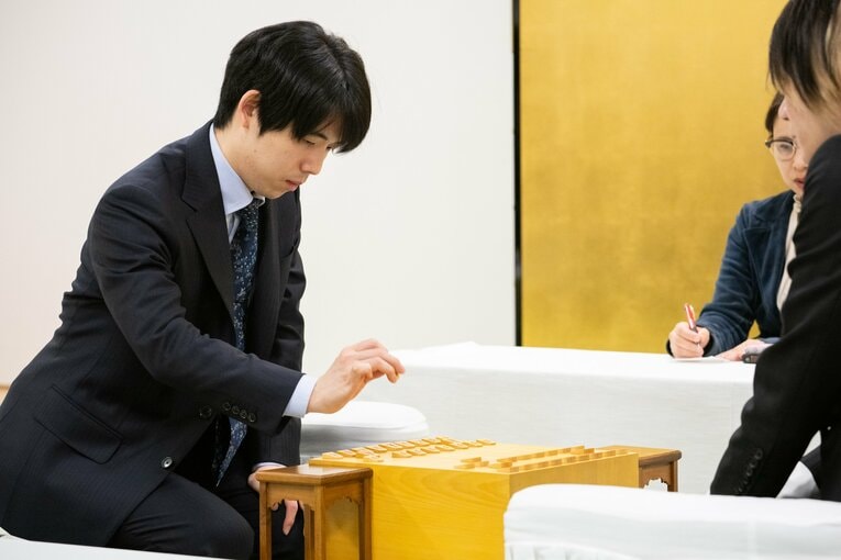 普段の公式戦では見られない……藤井聡太竜王・名人の素朴な笑顔と“素の表情”（全20枚超）　©Nanae Suzuki