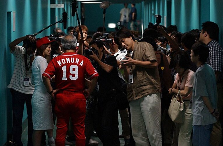 野村の言葉を聞こうと多くの記者が集結していた　©︎Sankei Shimbun