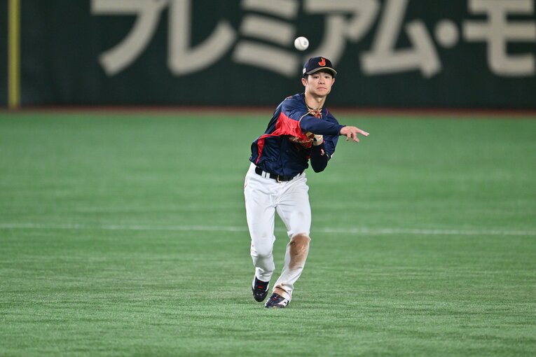 源田に代わってショートに入るなど、大きな役割を果たした中野　©Naoya Sanuki