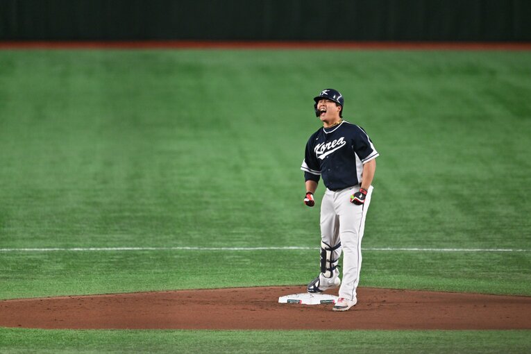 大喜びの韓国選手。過去の失敗から学び、今度はベースから足を離さなかった　©Naoya Sanuki