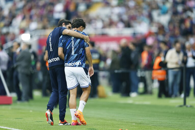 キックオフ直前のアップのタイミングで出場を断念したアランブル　©Daisuke Nakashima