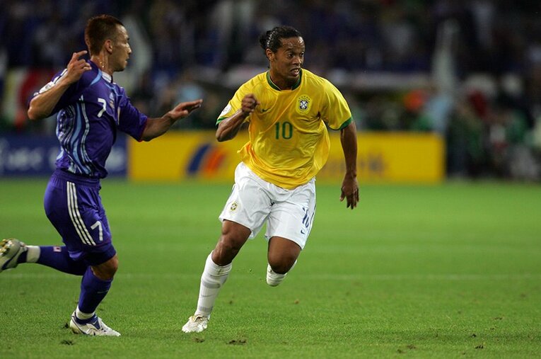 中田英寿vsロナウジーニョ（2006年）©JMPA