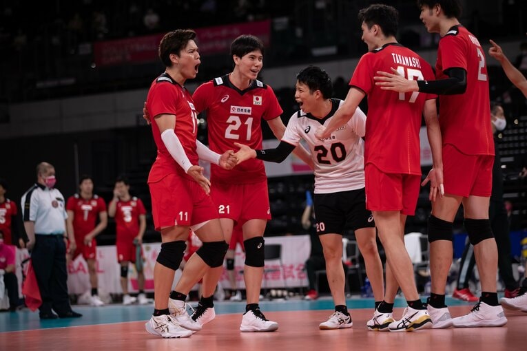 初の国際舞台となった中国戦でも堂々としたプレーを見せた高橋藍（21番）　©︎Takahisa Hirano