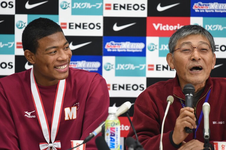 ウインターカップ3連覇を達成し、明成高校・佐藤久夫監督（右）と笑顔で会見に出席した八村塁（2015年）©︎AFLO SPORT