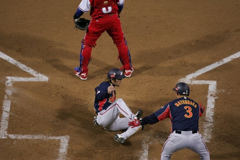 2006年WBC決勝キューバ戦で生還する多村　©Naoya Sanuki