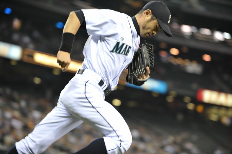 2010年　主な成績　両リーグ最多安打　シーズン安打数214　©BUNGEISHUNJU