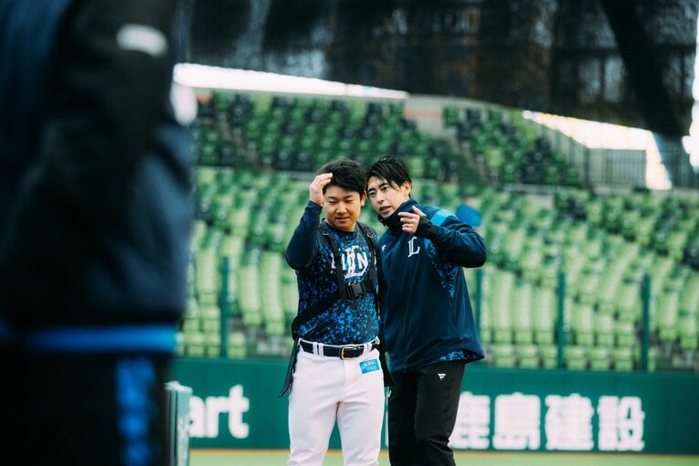 大谷同様、後ろから負荷をかけながらスプリントトレーニングをする西武の選手　撮影：北原基行