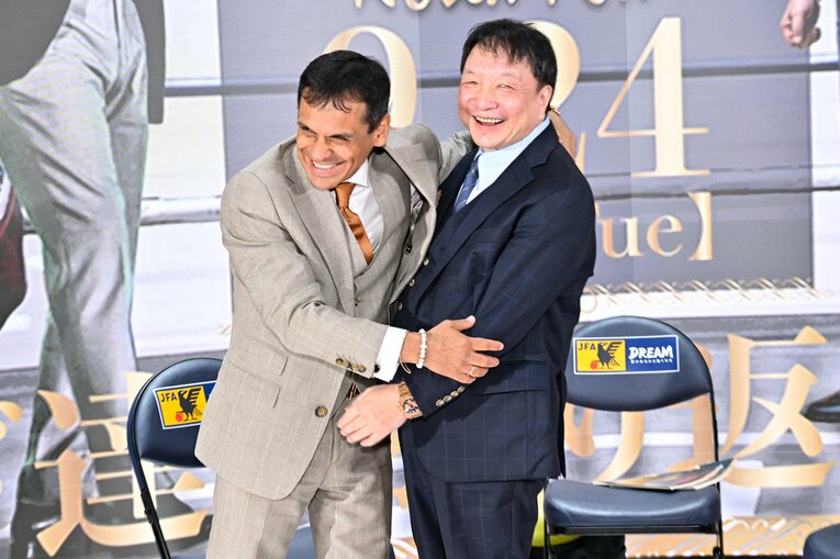 笑顔で再会を喜び合うリカルド・ロペスと大橋秀行。9月24日に行われたトークショーで　©Hiroaki Yamaguchi