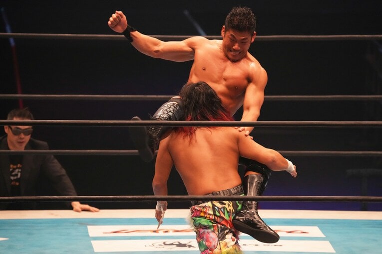 シャイニング・ウィザードで高橋ヒロムを攻めるSANADA