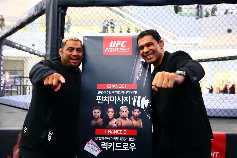 2015年11月、UFCの韓国大会に訪れたノゲイラとマーク・ハント