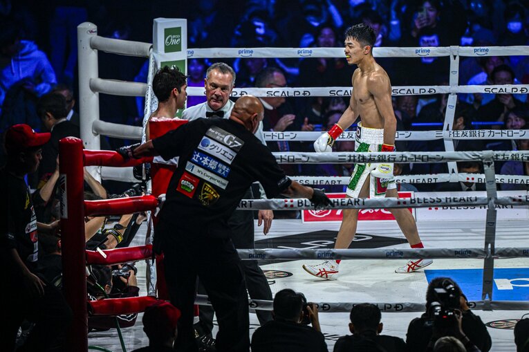 中谷潤人vs.ダビド・クエジャル、衝撃KOの連続写真（7枚目／全8枚） ©Takuya Sugiyama