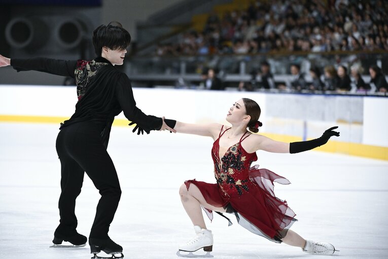 初の国際大会出場となった「木下グループ杯」で演技を行う紀平梨花・西山真瑚　©Asami Enomoto【スワイプするとそのほかの写真もご覧になれます】