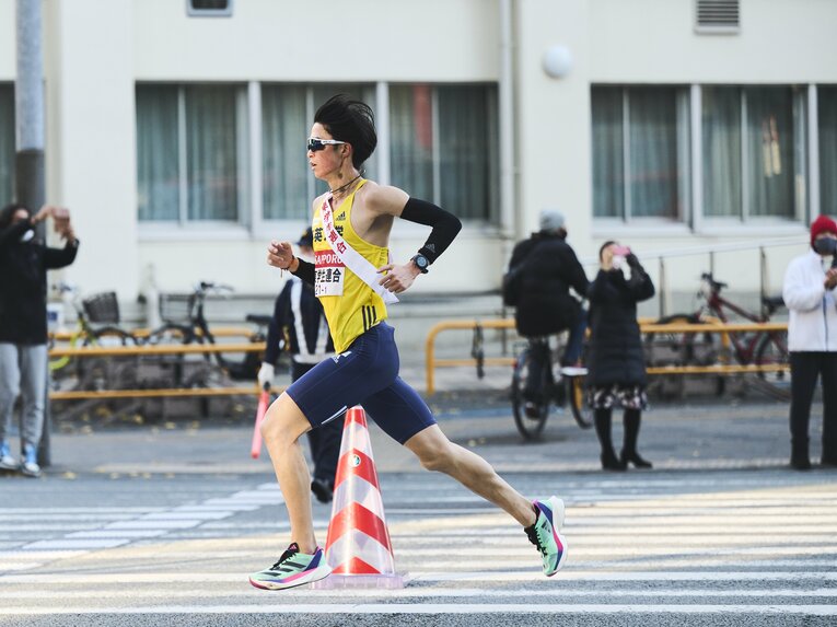 後続とかなり差をつけ、三田から第一京浜に入る新田　©Yuki Suenaga