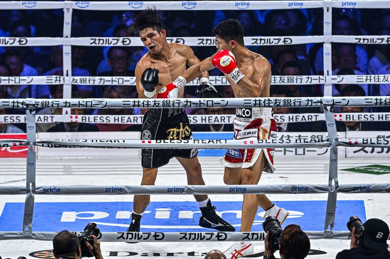 中間距離でペッチを圧倒する中谷潤人　©Takuya Sugiyama