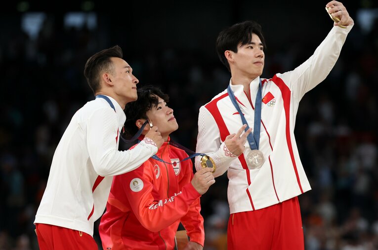 体操男子個人総合で金メダルに輝いた岡慎之助（20歳）と銀メダルの張博恒（右）と銅メダル・肖若騰 ／ photograph by Getty Images