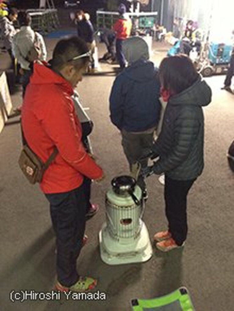 サポート部隊も耐久戦に突入。4月とはいえ、富士山麓の夜は冷える。