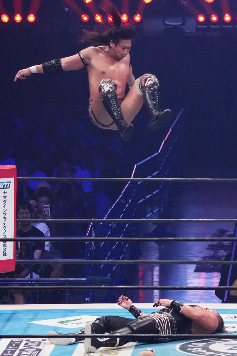 コーナーからEVILにセントーンを浴びせる竹下幸之介　©Essei Hara