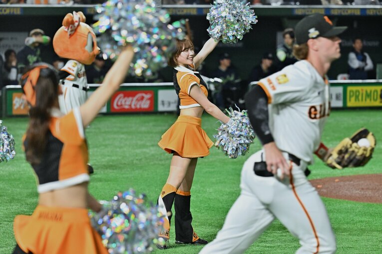 試合を盛り上げる巨人の公式マスコットガール「VENUS」　©Hideki Sugiyama