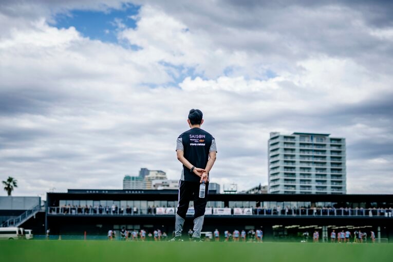 写真は北中米W杯に向けた練習で。全体が見える位置から選手たちを観察する森保監督　©Kiichi Matsumoto