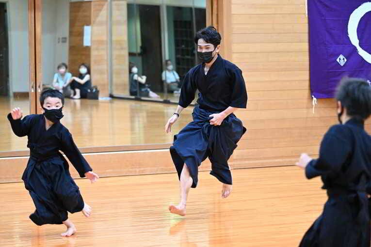 鬼ごっこに全力で取り組む戸崎総代表　©Keiji Ishikawa