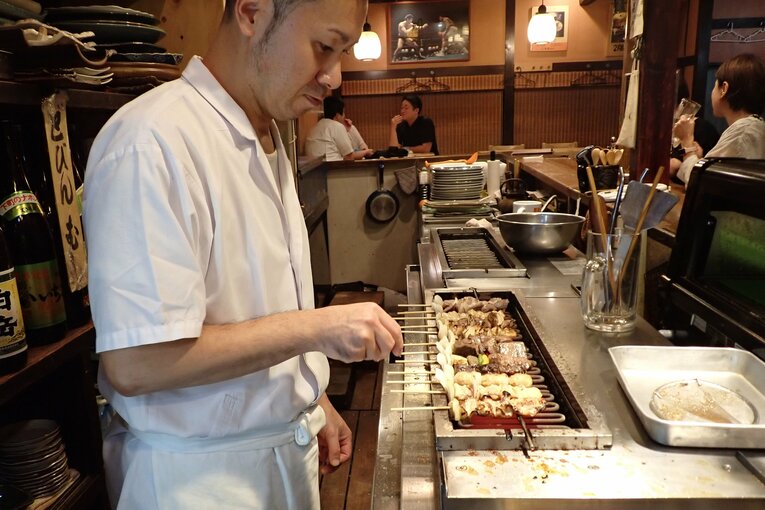 こまめに焼き上げるこの道27年の職人　©Essei Hara