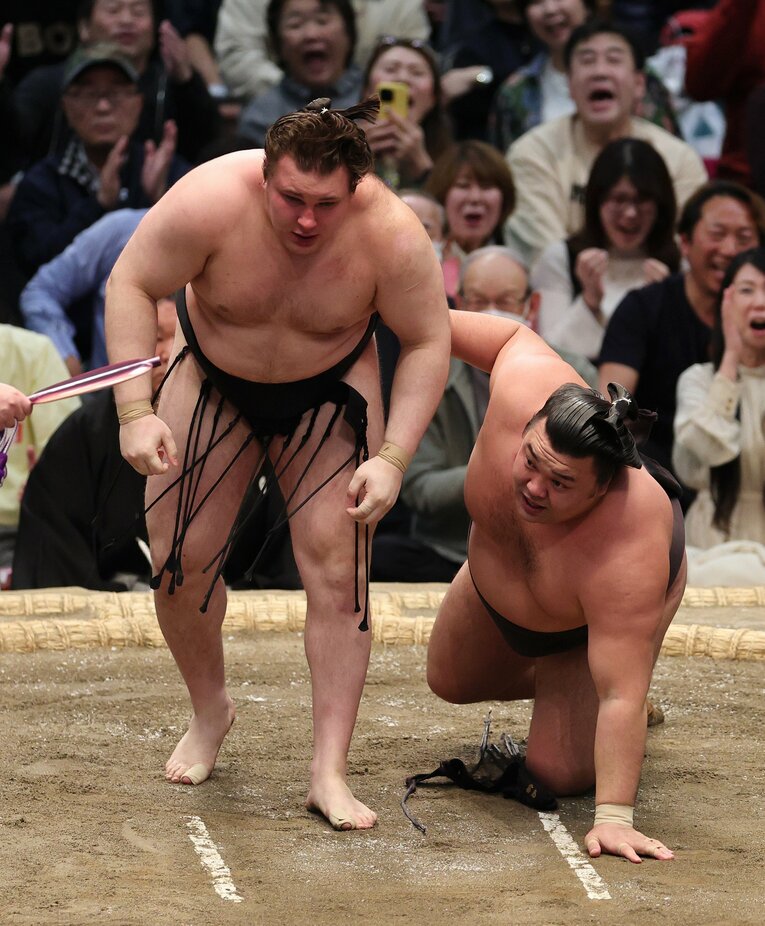 14日目、霧島を下手投げで下した安青錦。今場所は7勝8敗とデビュー以来初めて負け越した　©JIJI PRESS