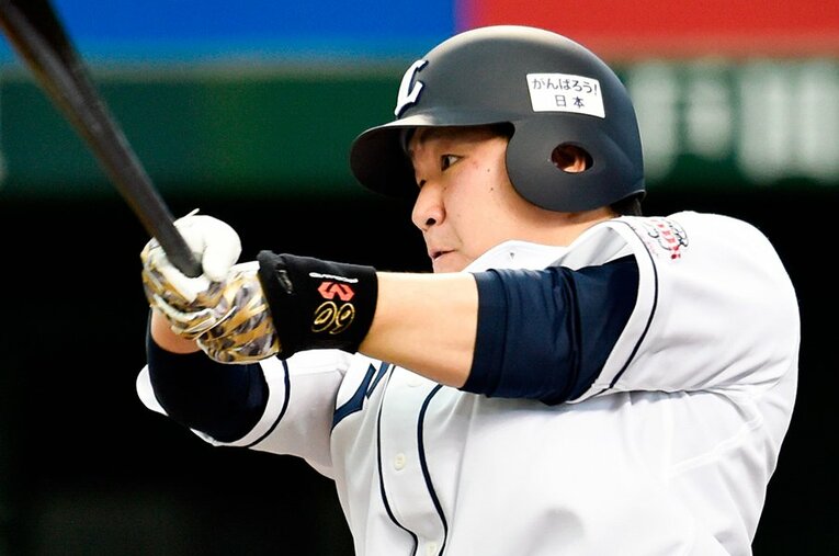 2015年、圧倒的パワーで本塁打王に輝いたころの中村剛也。そのフルスイングは今も昔も不変だ ／ photograph by Nanae Suzuki