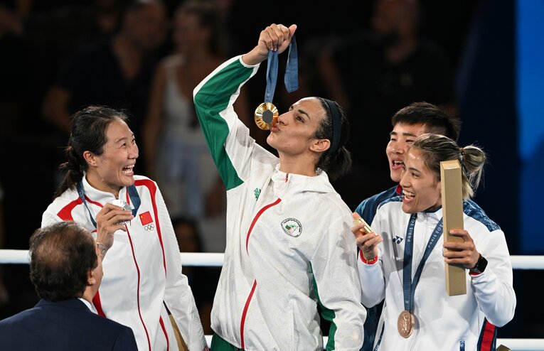 金メダルにキスをするケリフ。銀メダルのヤン・リウ（中国）もこの笑顔（2枚目／全3枚）©Getty Images