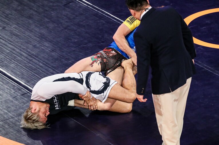 足関節を狙う金原　©Susumu Nagao