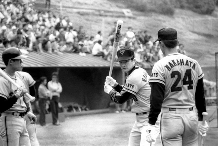 「地獄の伊東キャンプ」。中畑清（右）にバッティングを指導する長嶋茂雄監督　©Sankei Shimbun