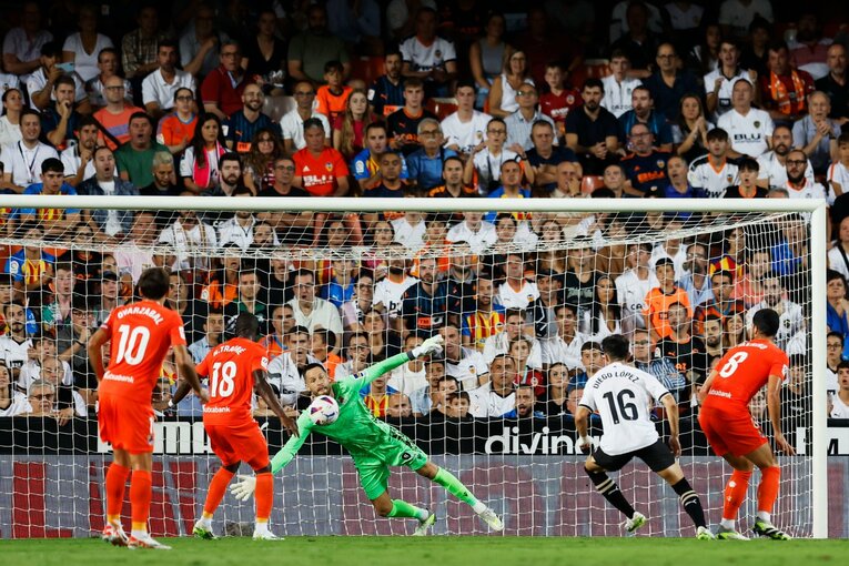 必死のセーブを見せるレミロ