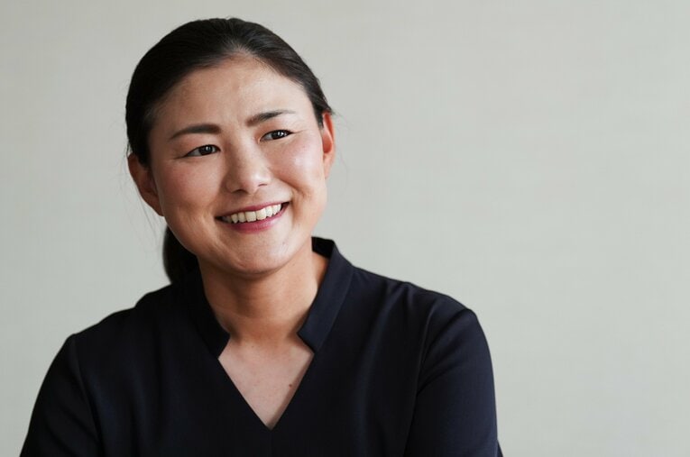 シーズンを振り返った後、家族と過ごすオフの楽しみを語った横峯さくら（40歳）。息子の話になると母の顔になる ／ photograph by Shizuka Minami