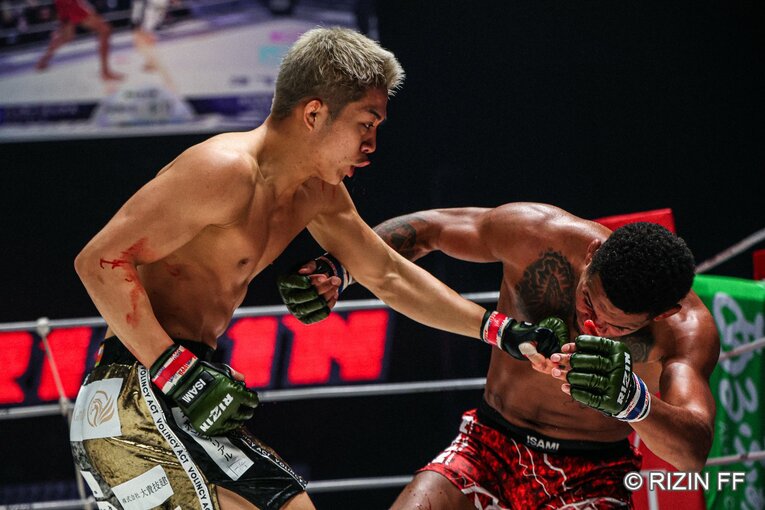秋元強真vs.パッチー・ミックス　©RIZIN FF