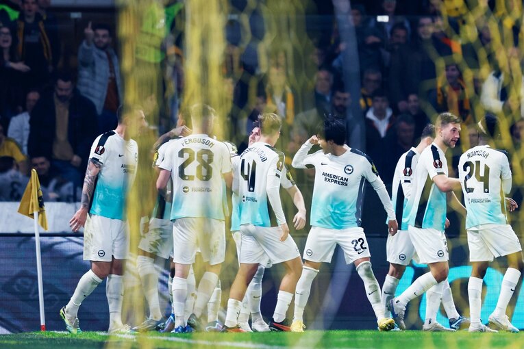 ゴールセレブレーション後、頭を指差し、チームに冷静さを求める三笘　©Daisuke Nakashima