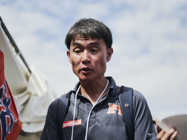 レース後にはまさかの落選に戸惑いを隠せなかった坪田監督　©Yuki Suenaga