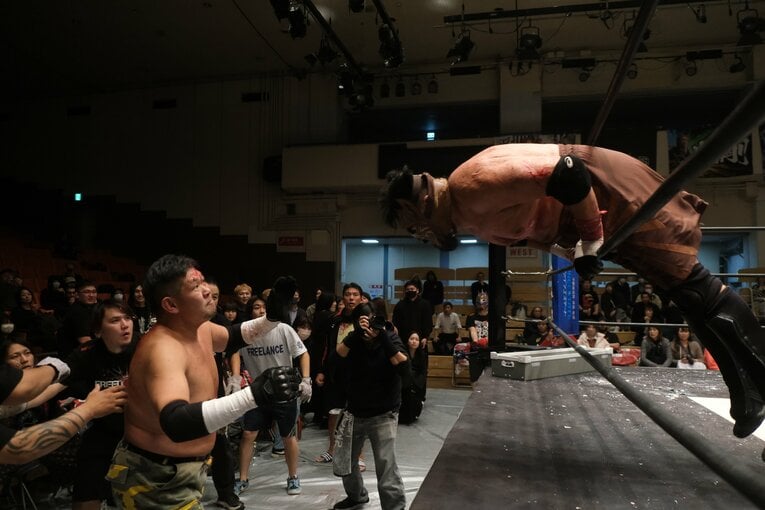 蛍光灯で殴り合い、大流血して…メキシコ人デスマッチファイター「もっと日本にいたい」ビオレント・ジャックの切実な思い「外国人がって…でも、ここがオレの家」(8)