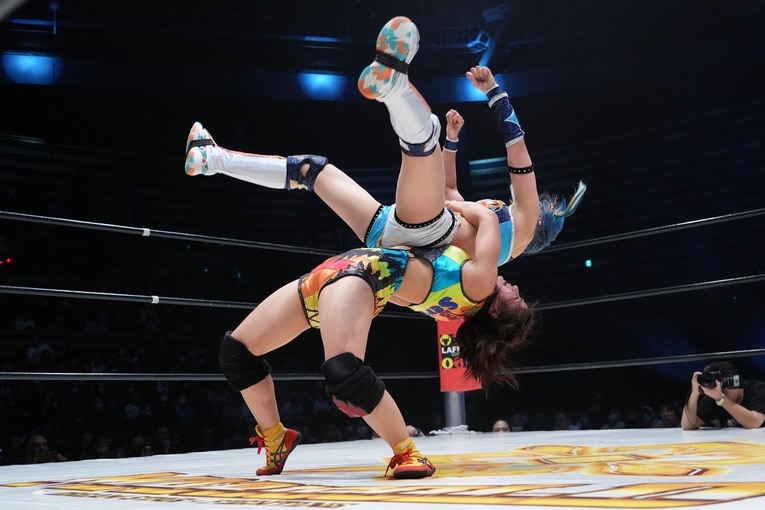 きれいなブリッジでMIRAIを投げる山岡聖怜　©Essei Hara