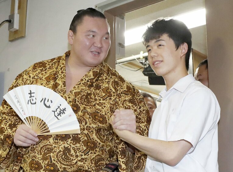 2017年の白鵬と藤井聡太 ／ photograph by Kyodo News