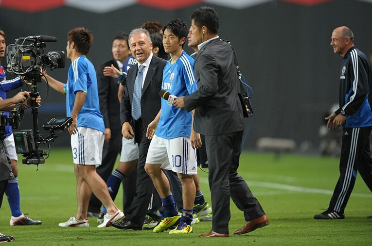 ザッケローニ監督と香川©Takuya Sugiyama