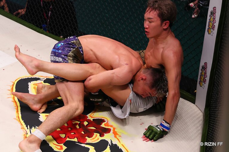 牛久のタックルが決まり、起き上がろうとする未来に…　©RIZIN FF