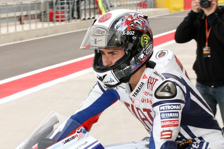 しょーやが亡くなった直後のアラゴンGPで、ロレンソはしょーやデザインのヘルメットを着用した　©Satshi Endo